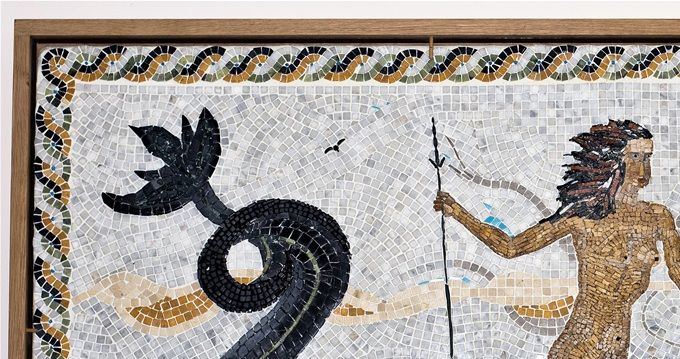 Amphitrite épouse de Poséidon .  Oeuvre de 1m60 sur 80 tesselle de marbre et pâte de verre. Peut être mis à l 'exterieur